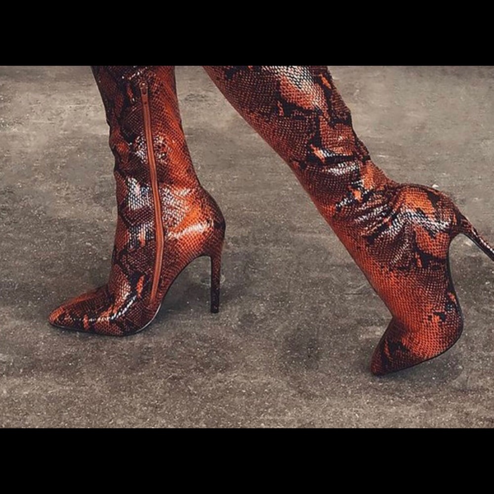 Women's boots NEW never worn